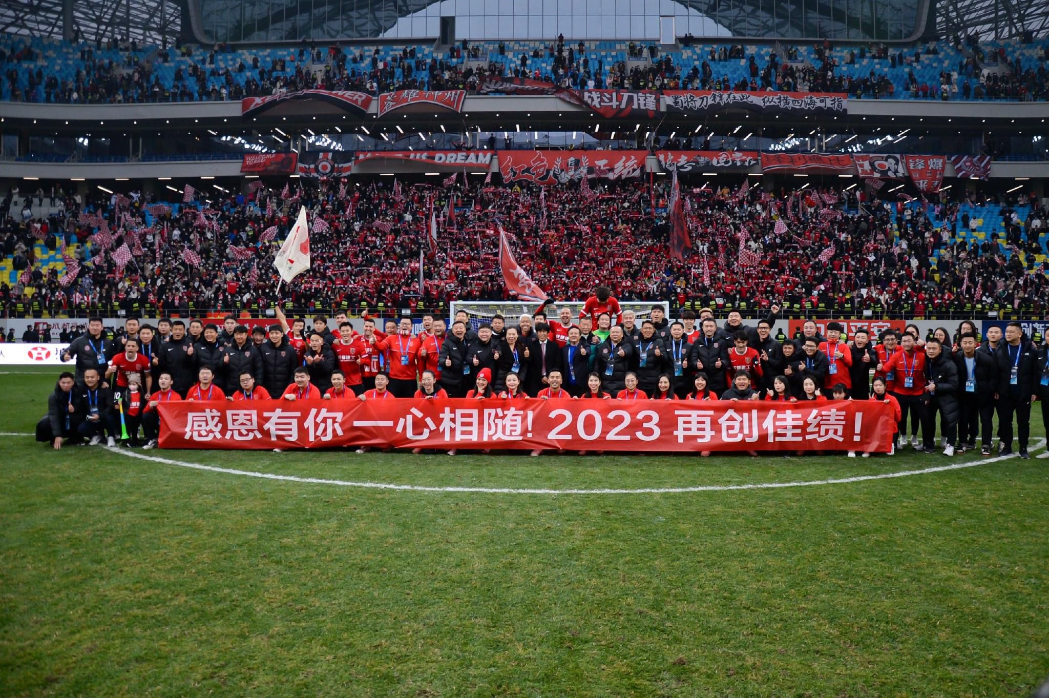 另外，曼联仍然愿意和瓦拉内签下一份减薪的新合同，他在2021年4100万英镑转会窗加盟曼联，本赛季在曼联各项赛事28场比赛中他出场其中16场。